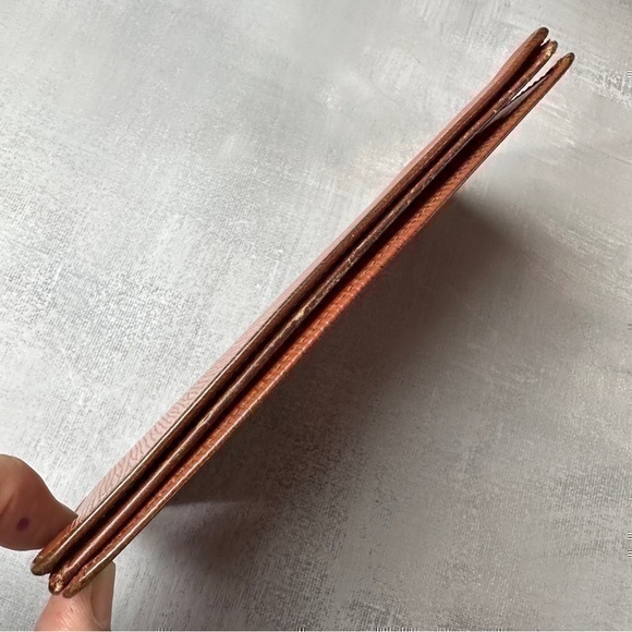 AUTHENTIC Vintage Louis Vuitton Porte
Yen Cartes Brown Epi Leather Wallet. - Picture 5 of 13